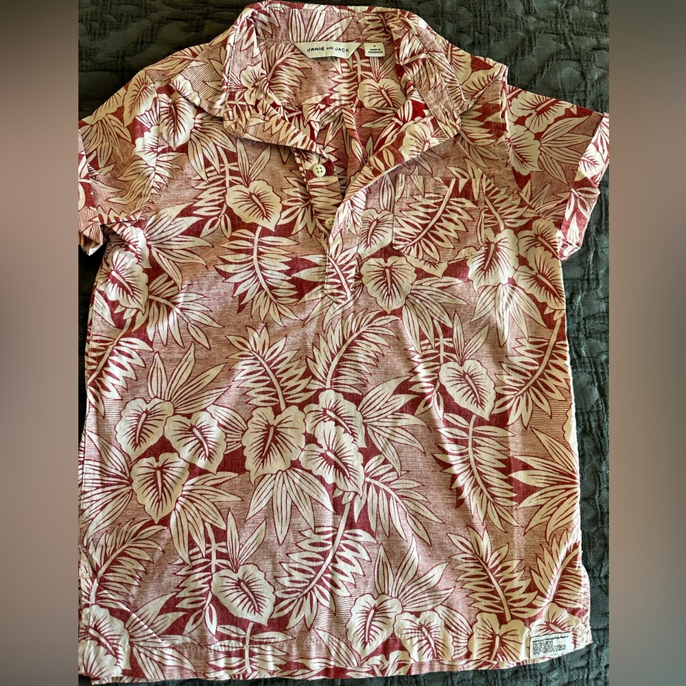 Child’s Hawaiian shirt. Size 6 in child size. Like New. Half button-down.